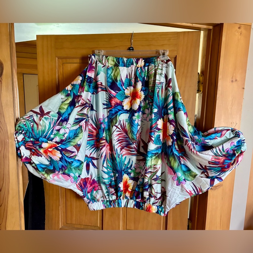 ⭐️Fancy Dream Off Shoulder Tropical Floral Print Satin-like Blouson Top⭐️ NWOT